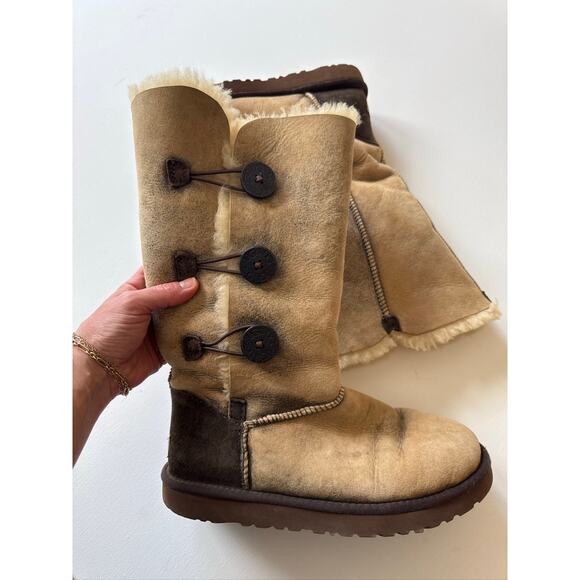 UGG Bailey Button Triplet Boot Suede Sheepskin – Tan Brown US 8 - Picture 1 of 7